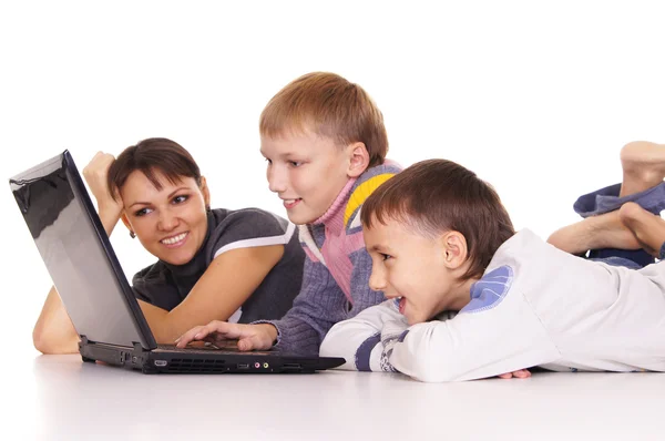 Mamá e hijos con portátil —  Fotos de Stock