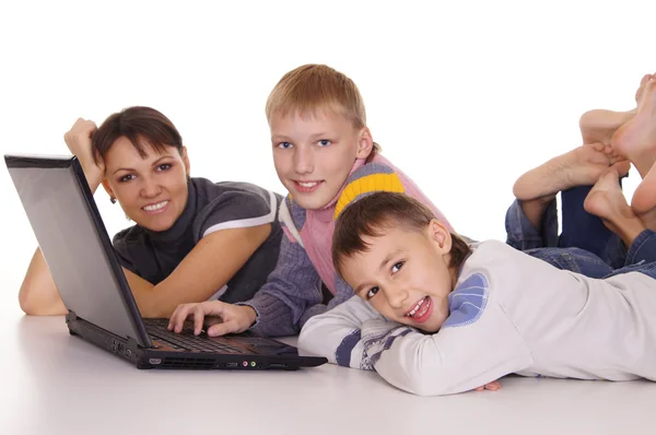 Мама с детьми за ноутбуком — стоковое фото