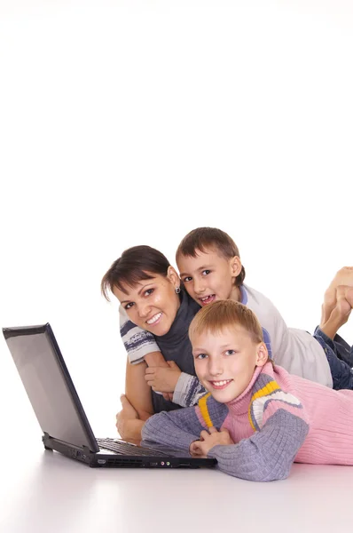 Mamma och söner med laptop — Stockfoto