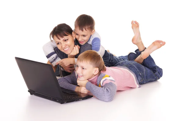 Мама и сыновья с ноутбуком — стоковое фото