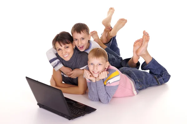 Mãe e filhos com laptop — Fotografia de Stock