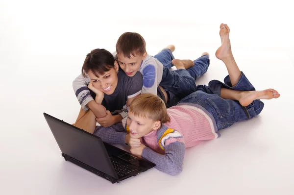 母亲与孩子在笔记本电脑 — 图库照片