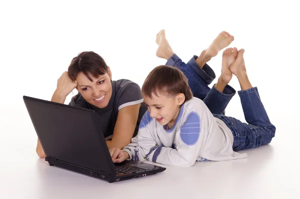 Mor och son på laptop — Stockfoto