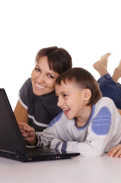 Mãe e filho no laptop — Fotografia de Stock