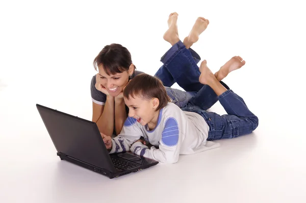 Mère et fils à l'ordinateur portable — Photo