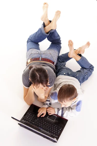 Mutter und Sohn am Laptop — Stockfoto