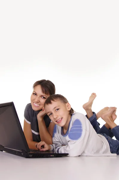 Мать и сын за ноутбуком — стоковое фото
