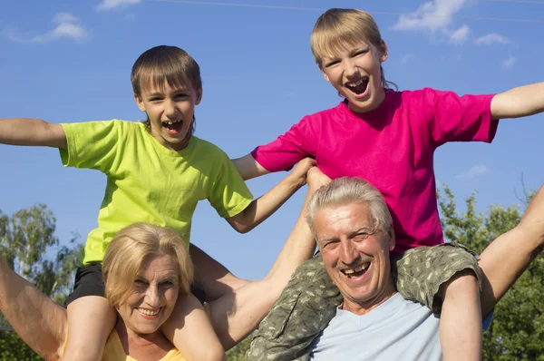 Glad kaukasiska bliss morföräldrar med barnbarn med dåre — Stockfoto