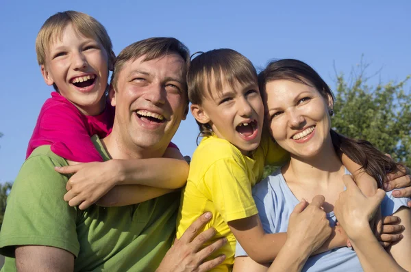 Happy Caucasian mom and father together with his sons play the f — Stock Photo, Image