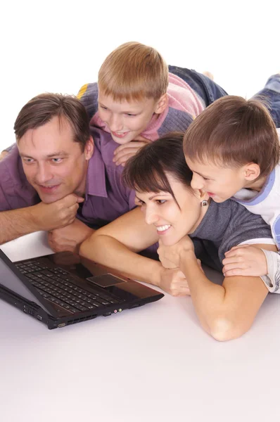 Famiglia al computer portatile — Foto Stock