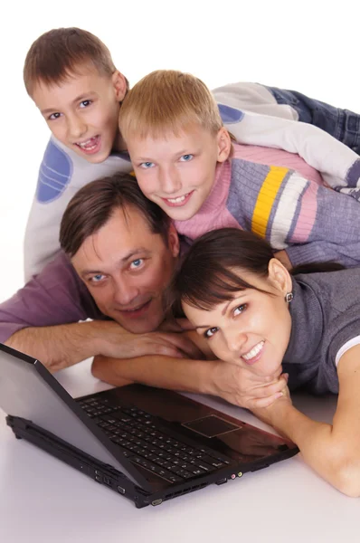 ノート パソコンと家族 — ストック写真