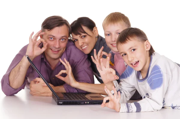Gelukkig gezin met laptop — Stockfoto
