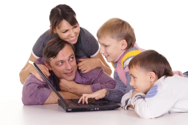 Lycklig familj och laptop — Stockfoto