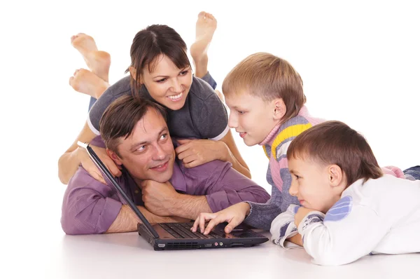 Сім'я з комп'ютером — стокове фото