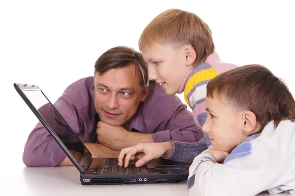 Famille heureuse et ordinateur portable — Photo
