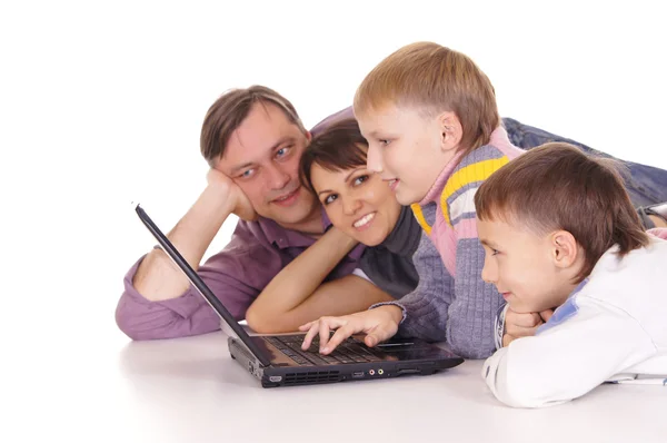 Rodina na laptop — Stockfoto