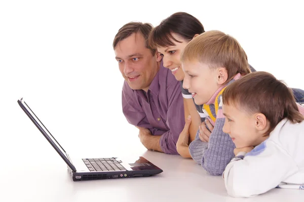 Šťastná rodina a laptop — Stock fotografie