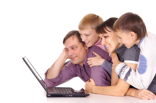 Семья с компьютером — стоковое фото