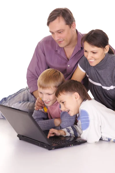 Família no computador portátil — Fotografia de Stock