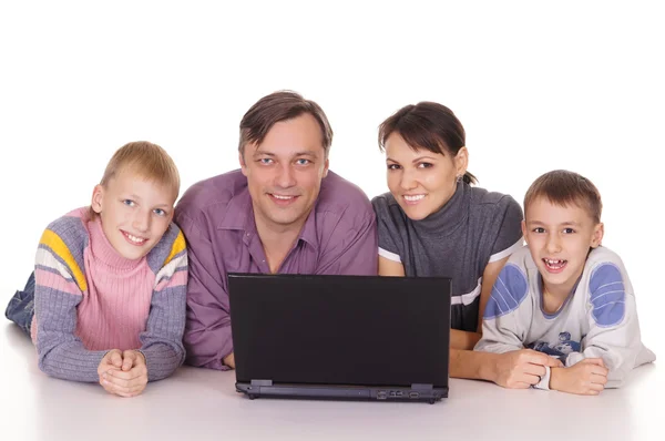 Famiglia carina con computer — Foto Stock