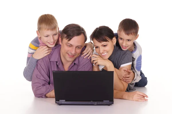 Симпатичная семья с компьютером — стоковое фото
