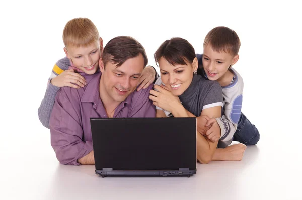 Leuke familie met computer — Stockfoto