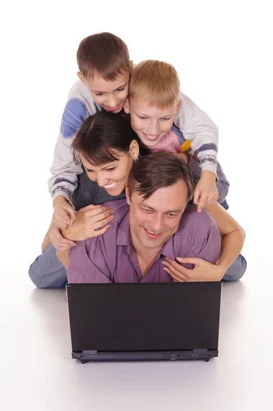 Bilgisayar ile mutlu bir aile — Stok fotoğraf