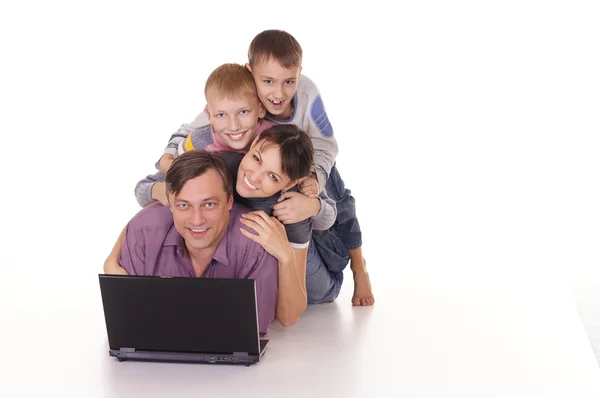 Ładny rodziny z laptopa — Zdjęcie stockowe