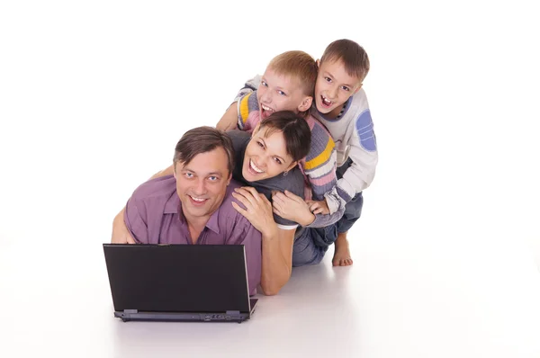 Симпатичная семья с ноутбуком — стоковое фото