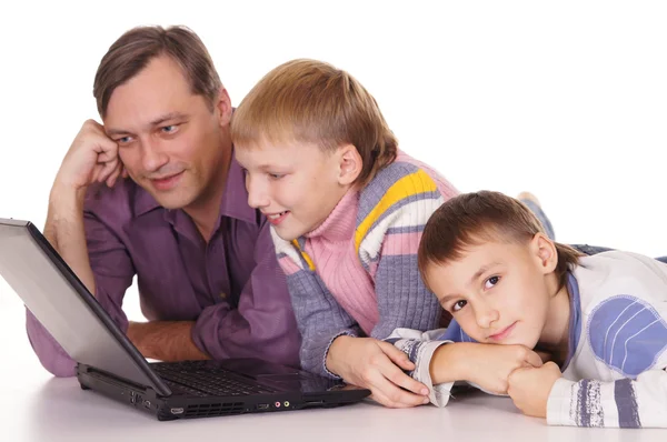 Papá e hijos en la computadora — Foto de Stock