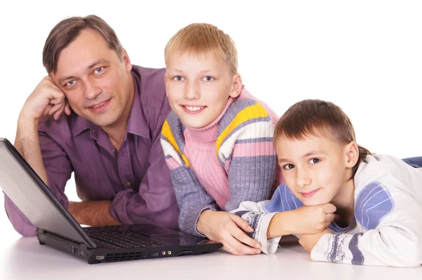 Ojciec i synowie z laptopa — Zdjęcie stockowe