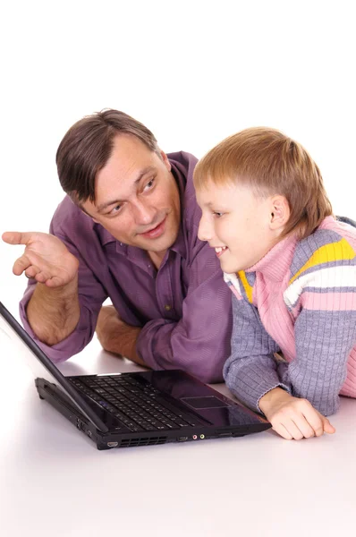 Папа и сын с ноутбуком — стоковое фото
