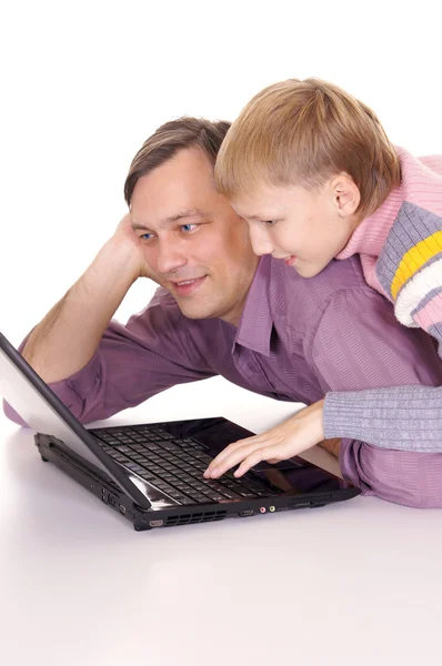 爸爸带着儿子在笔记本电脑 — 图库照片