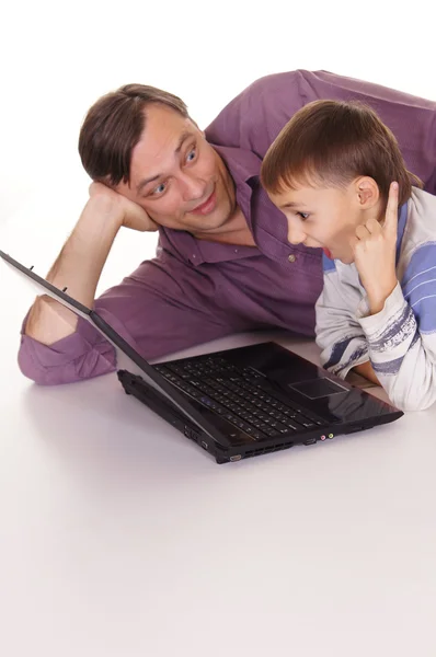 Papai e filho no computador — Fotografia de Stock