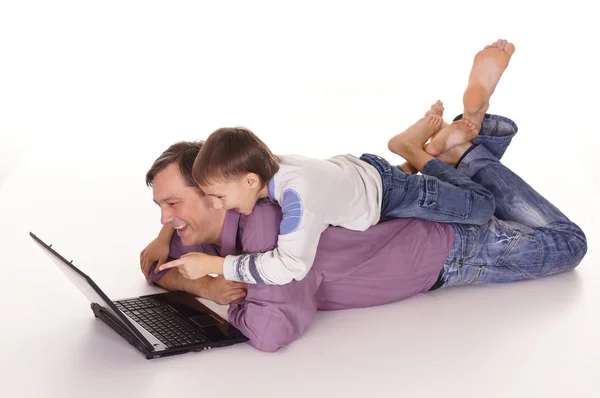 Папа и сын за компьютером — стоковое фото