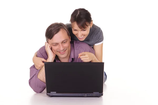 Vakkert par med bærbar datamaskin. – stockfoto