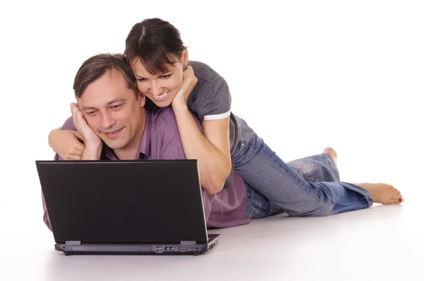 Vakkert par med bærbar datamaskin. – stockfoto