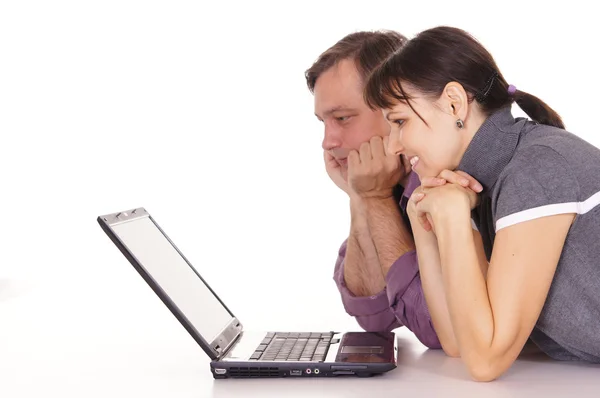 Homme et femme avec ordinateur portable — Photo