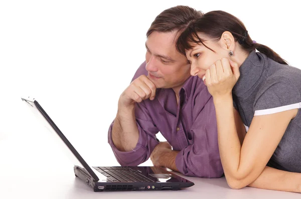 Мужчина и женщина с ноутбуком — стоковое фото