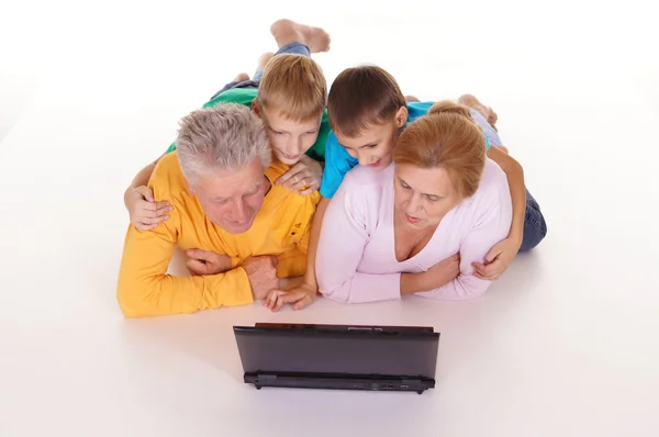 लैपटॉप के साथ दादा-दादा और बच्चे — स्टॉक फ़ोटो, इमेज