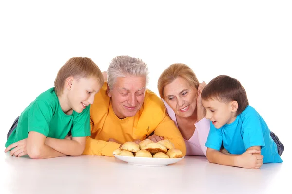 Οικογένεια με ψωμάκια στο πάτωμα — Φωτογραφία Αρχείου