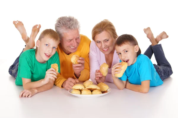 Familj och cookies — Stockfoto