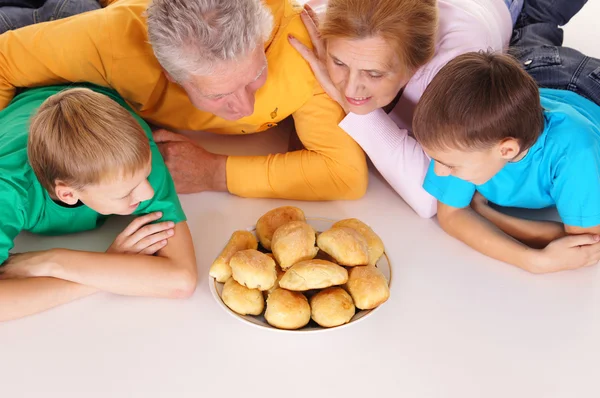 Família e cookies — Fotografia de Stock