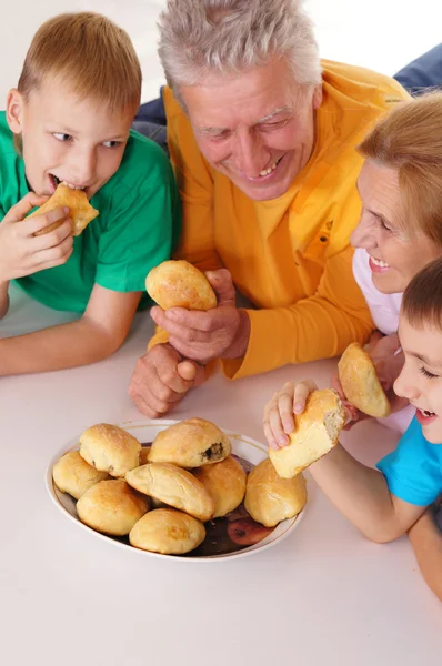 Οικογένεια τρώει μπισκότα — Φωτογραφία Αρχείου