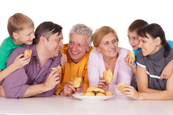 Rodina jíst cukroví — Stock fotografie