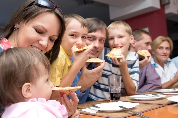 家人吃披萨 — 图库照片