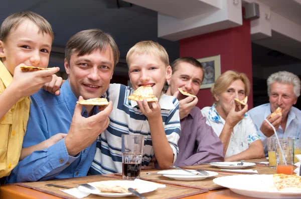 Famiglia mangiare pizza — Foto Stock