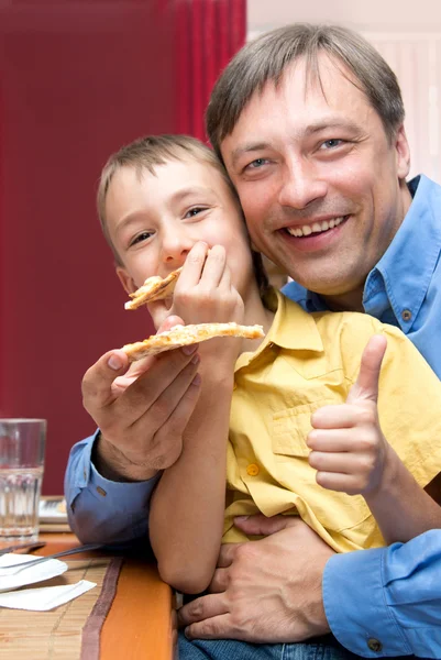 Człowieka i syna z pizzy — Zdjęcie stockowe