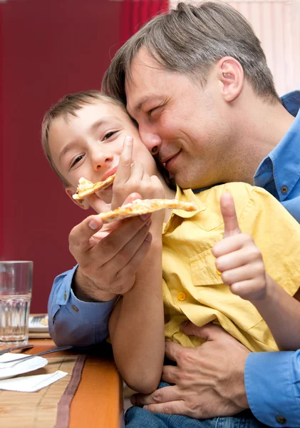 Homme et fils avec pizza — Photo