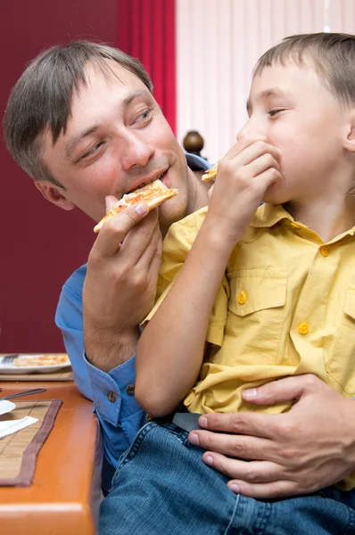 Férfi és fiú pizza — Stock Fotó
